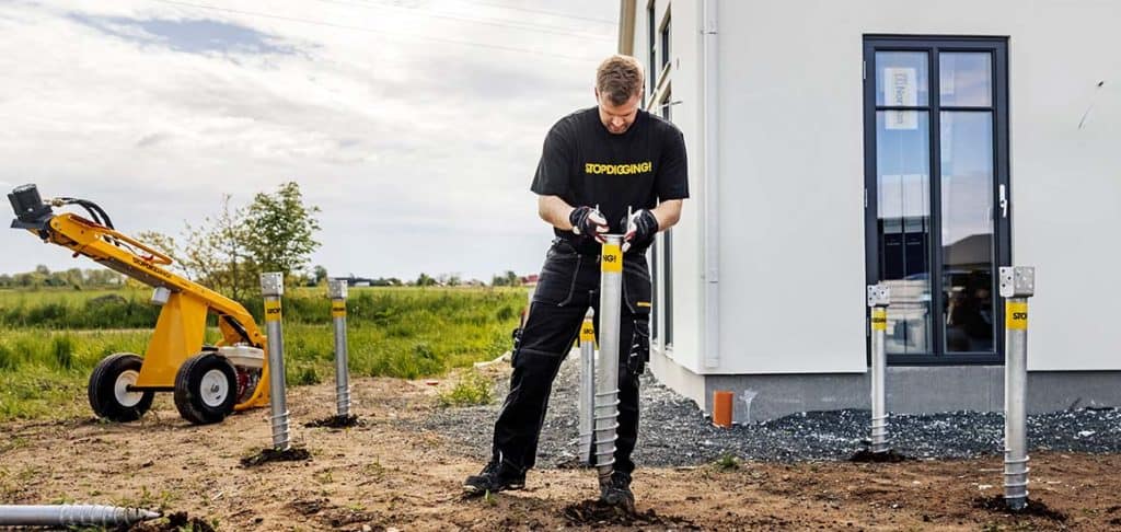 how do ground screws work